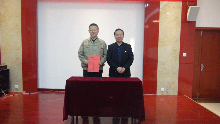 董事長景奉國與總經(jīng)理簽訂了《2018年安全目標責任書》 董事長景奉國與總經(jīng)理簽訂了《2018年安全目標責任書》